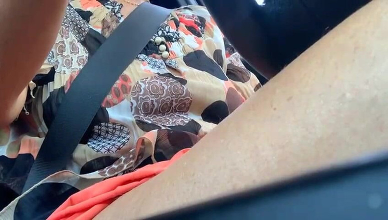 Step Mommy: Napalona dojrzała żona miga i ściera swoją mokrą cipkę w samochodzie w...