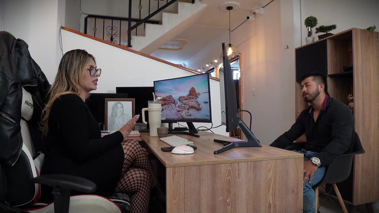 Juliana Rose: Недосвідчена молода жінка йде влаштуватися на роботу, але її відкидають, вона вирішує показати свою піхву босові