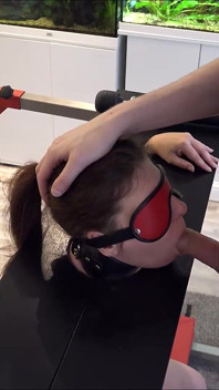 Sklavin Wehrlos Im Pranger Zum Orgasmus Auf Sybian Getrieben