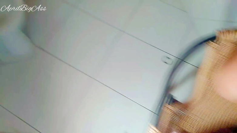 April BigAss: Clistere di piscio - bere pipì e bDSM