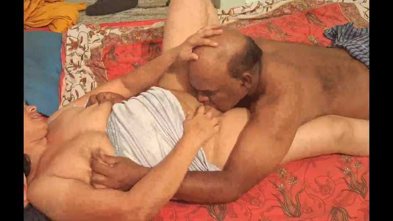 Sexy sindu: Seks awek kampung seksi dalam pakaian moden dengan kekasih