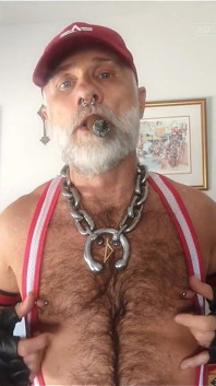 Padrastro encendiendo su ropa