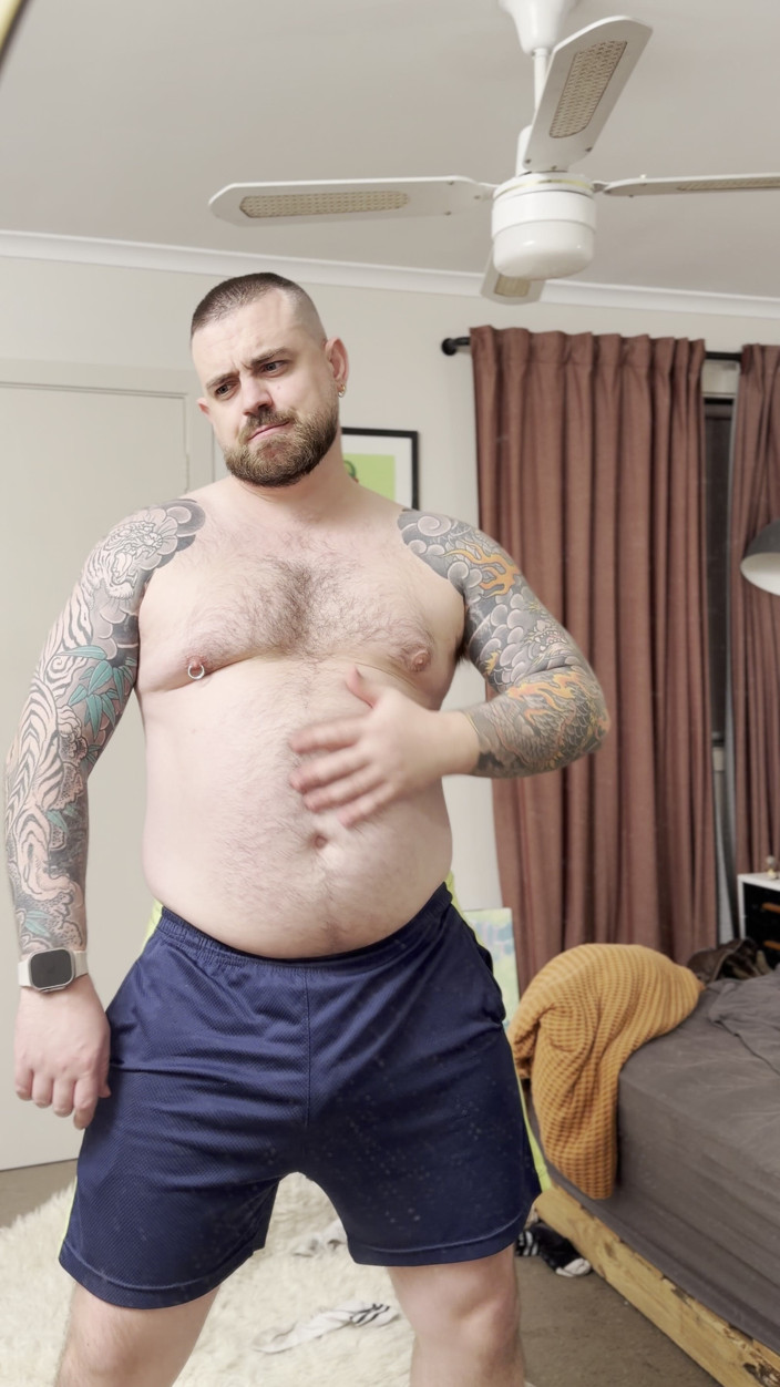 Keller Wolfe: Oso gordito juega con su polla y vientre