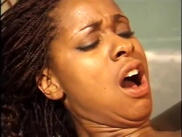 Africans Orgasm: セクシーな黒レズビアンの猫舐めてる自慰行為