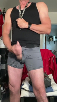 Jockdad87 masturba uma carga de porra em calcinha cinza