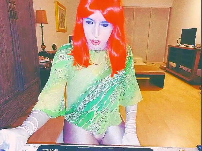 Tammy sissy slave: タミーシッシーは自慰をし、尿で遊ぶ