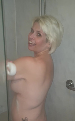 SkylerSquirt: Ráno všichni ve sprše a pak vyrazí ven, aby mi...