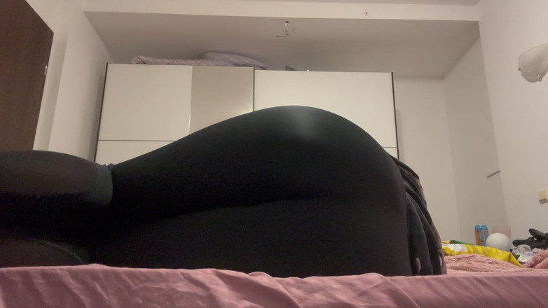 NipsAndStrips: Muffled Fedorento peidos em leggings pretas apertadas