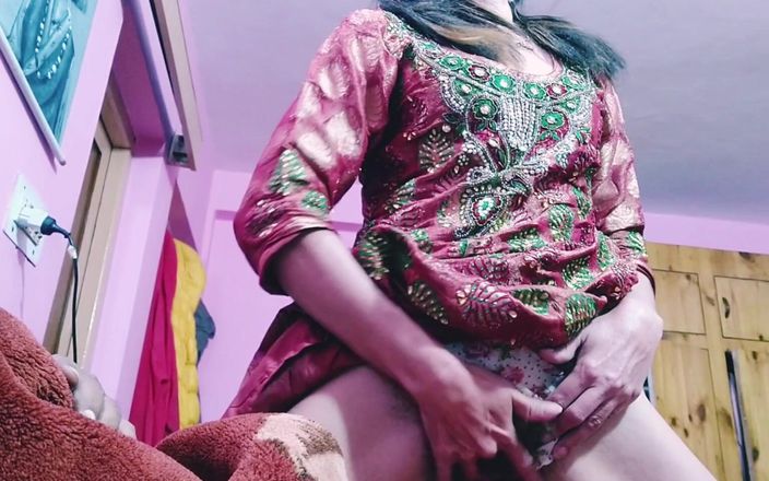 Bolly Karma: Sexy kočka si užívá lízání jeho velkého ptáka a zadku