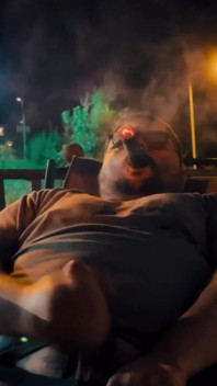 Povești cu un taur excitat care fumează.
