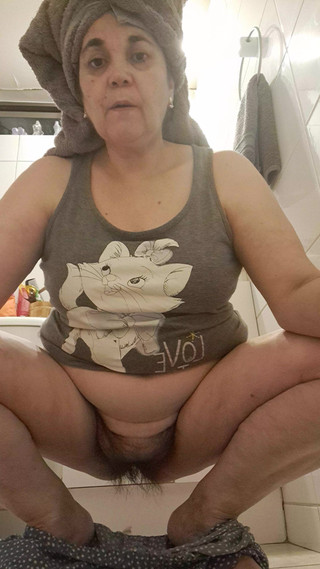 Mommy big hairy pussy: Máma si sundala pyžama a ukazuje její chlupatou