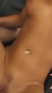 Blonde babe vingert haar natte poesje tot een explosief orgasme