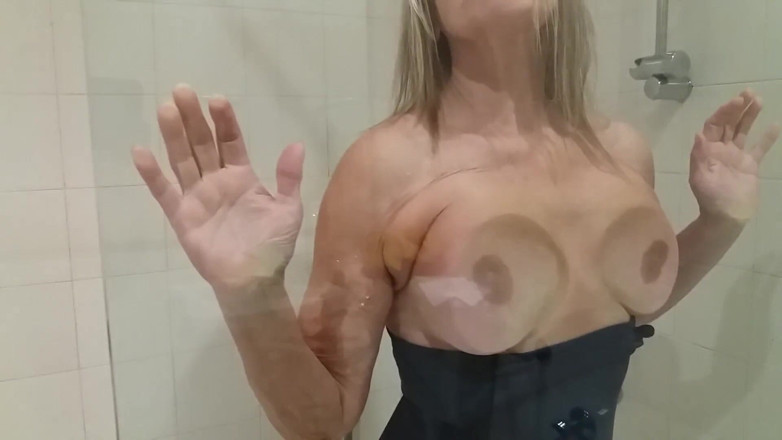 martinawest: Martina i duschen