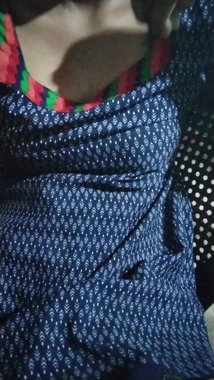 thick_mallu: दक्षिण भारतीय सुंदरी तेल से अपने हॉट स्तनों की मालिश कर रही है