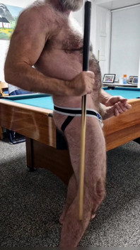 Kıllı kaslı üvey baba bilardo masasında