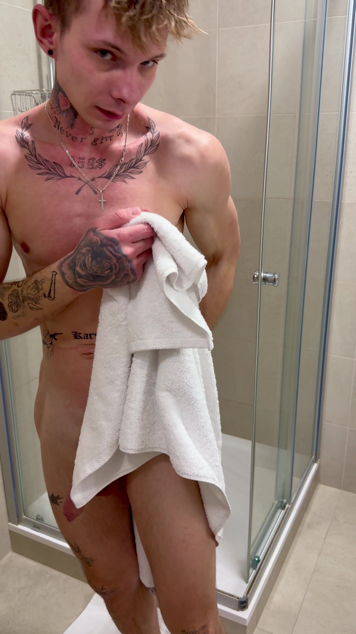 Aiden Borg: Joven Chico Twink Duchas Y Muestra Su Polla