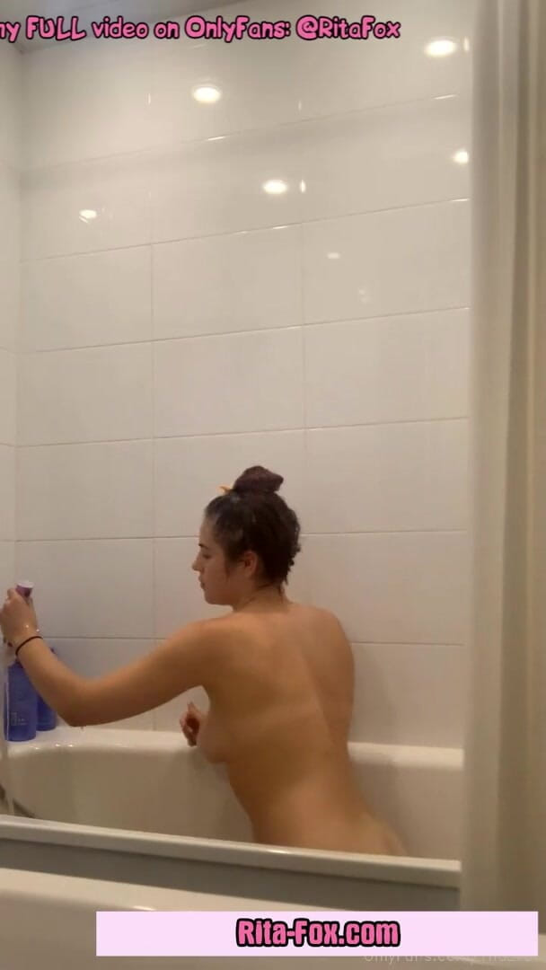 SugarNadya: Eu fui tomar banho e raspar minha buceta doce para...