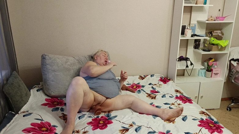 Zona901: Macecha masturbuje kundičku po práci