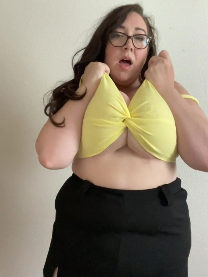 cutejayne: Tetona grandota revela enormes tetas y las pone en tu...