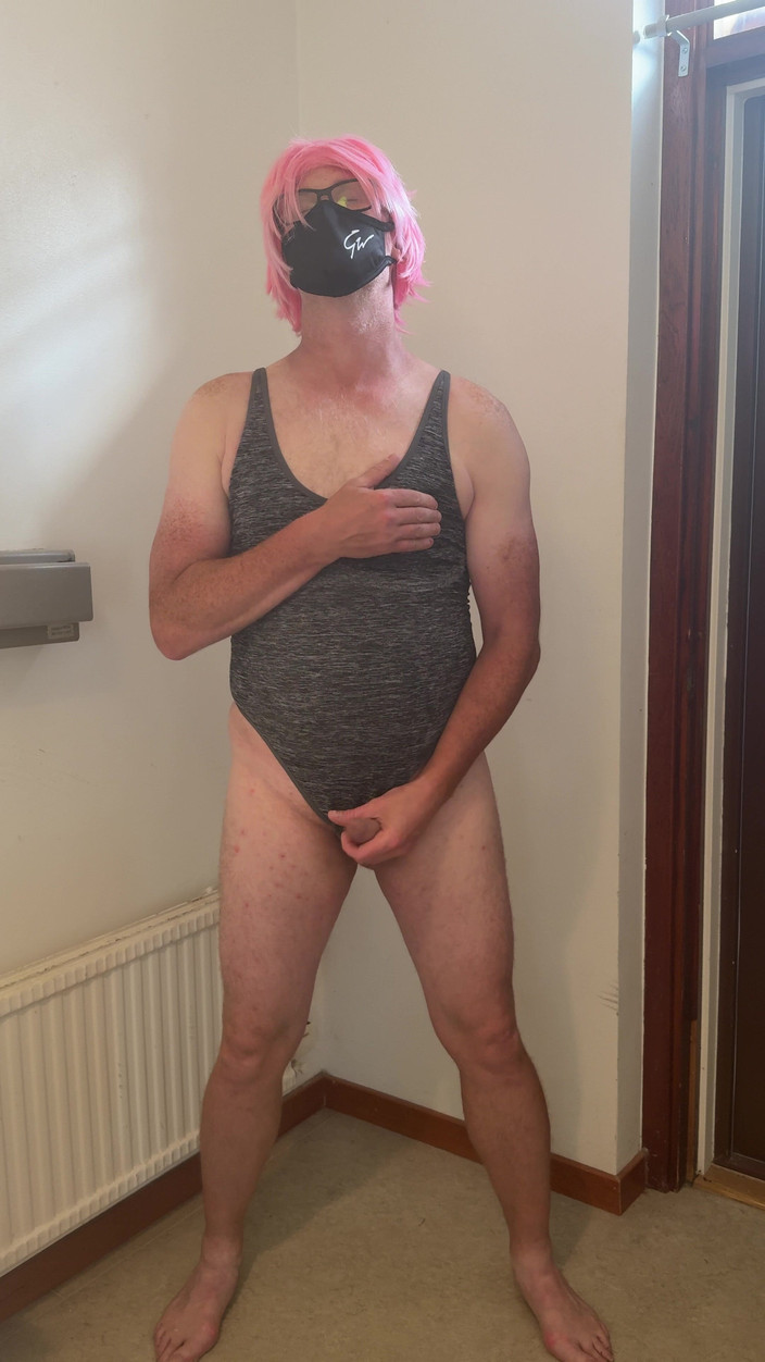 Julia Trans: Pelacur rambut merah muda masturbasi dan muncrat dan becek sendirian