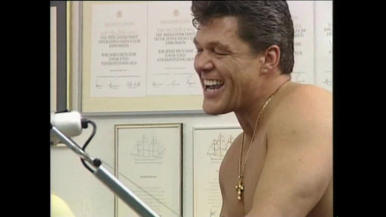 OLD Sinner: 2人の素晴らしい巨乳ブロンドの秘書の熟女が2本の巨大なチンポに犯されました