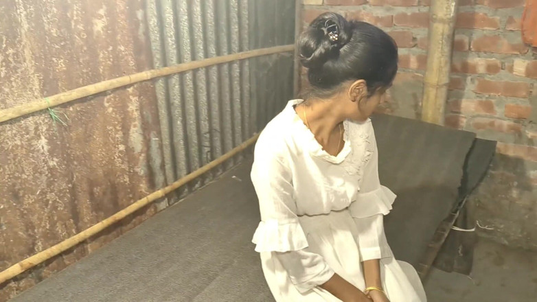 Easypron: Hintli köylü ateşli kızlar kocasıyla evde seks yapıyor