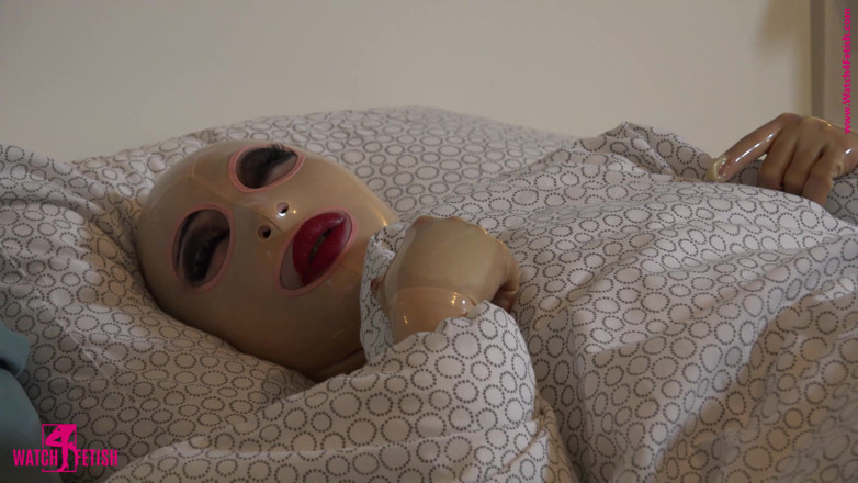 Fem Latex: Kencing dan mandi dalam lateks