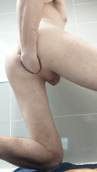 Schoval jsem obrovské dildo do zadku