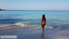 Sweet Buttocks: 伟大的宝贝裸体在海滩上休息并在海里游泳