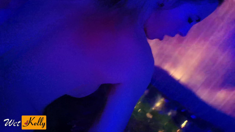 Wet Kelly: Sexo quente na jacuzzi com grandes mamas milf