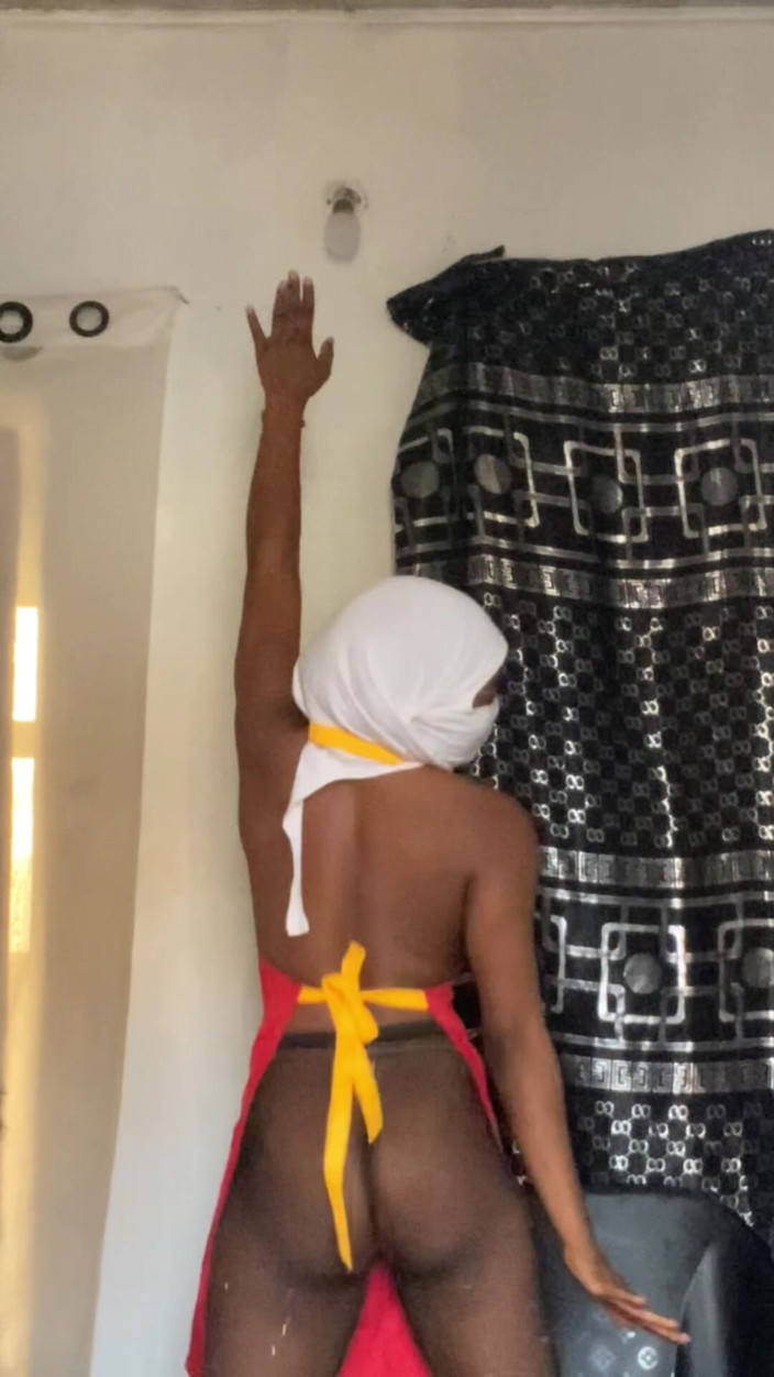 Slipperyblackgirl: İç çamaşırlı seksi kız dans ediyor