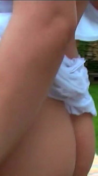 Blondine, Footjob Am Pool Und Nasses Necken
