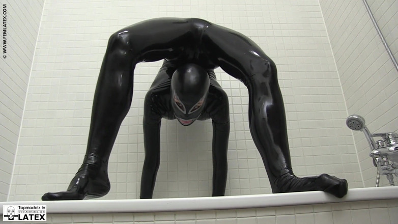Fem Latex: Combinaison corps complet sous la douche