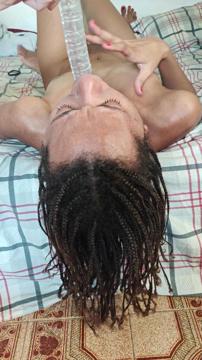 Lily Slav: Antrenament de gât supus cu un vibrator imens