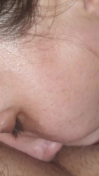 Stiefmutter Gibt Horney Stiefsohn Blowjob Tief in Den Hals