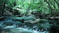 barenakedboy: 滝のそばで体を伸ばし、少しだけプライベートな時間をこっそり取ろうとしている