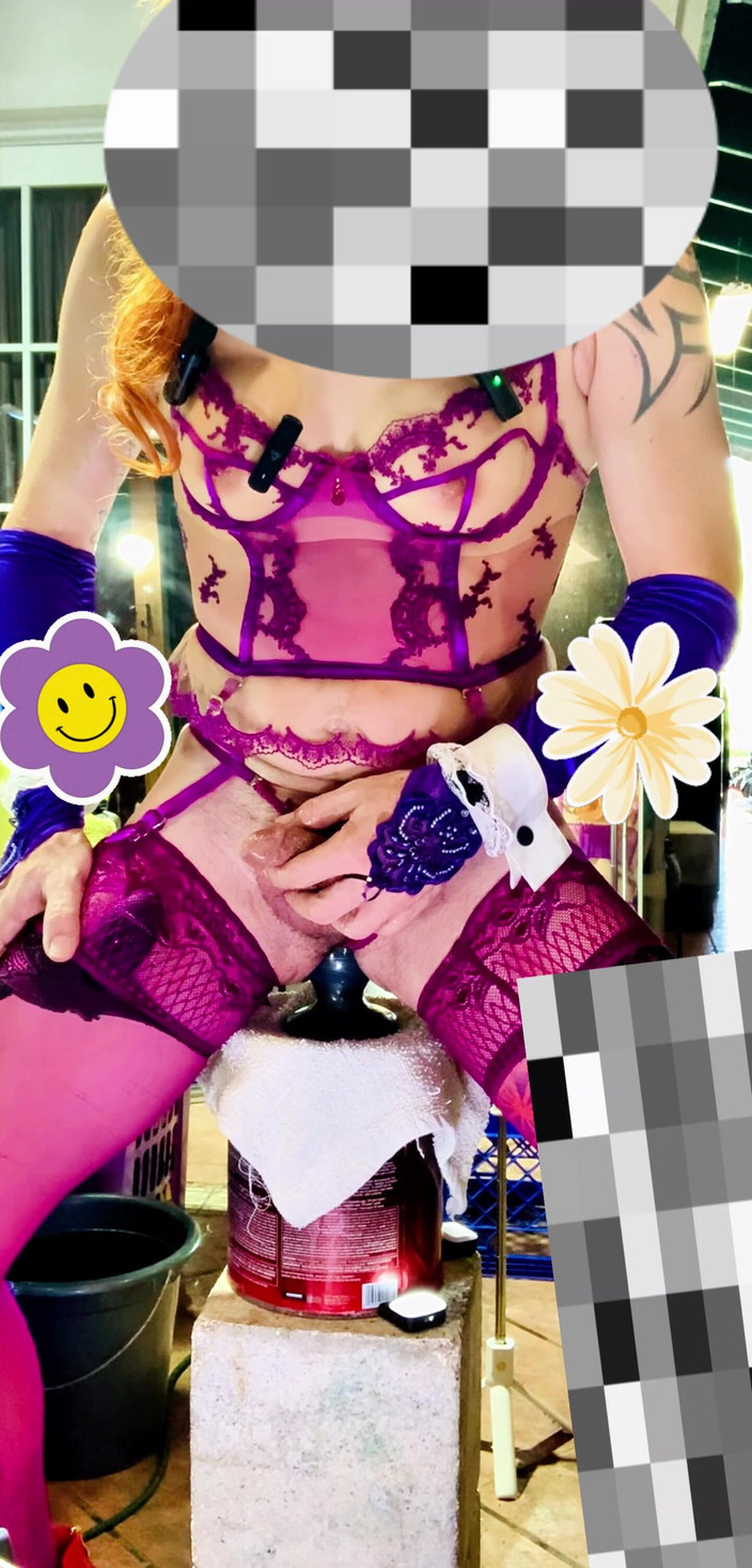 Benito414: La sexy lingerie trans latina cammina all'aperto con dentro un...