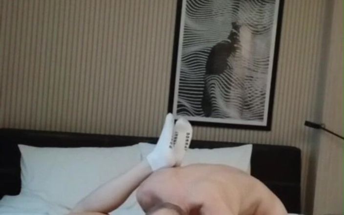 SkinnyWithAHugeDick: 그녀의 섹시한 작은 구멍을 찌르는