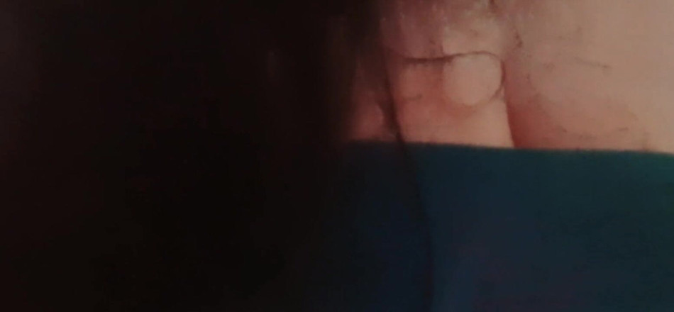 katha: Mijn stiefmoeder en ik delen een bed en ze zuigt...