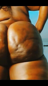 Furzender bBW-analdildo und stehendes twerk