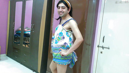 Cute & Nude Crossdresser: Горячий фембой сисси-кроссдрессер-фембой в пляжном платье и в поясе для волос.