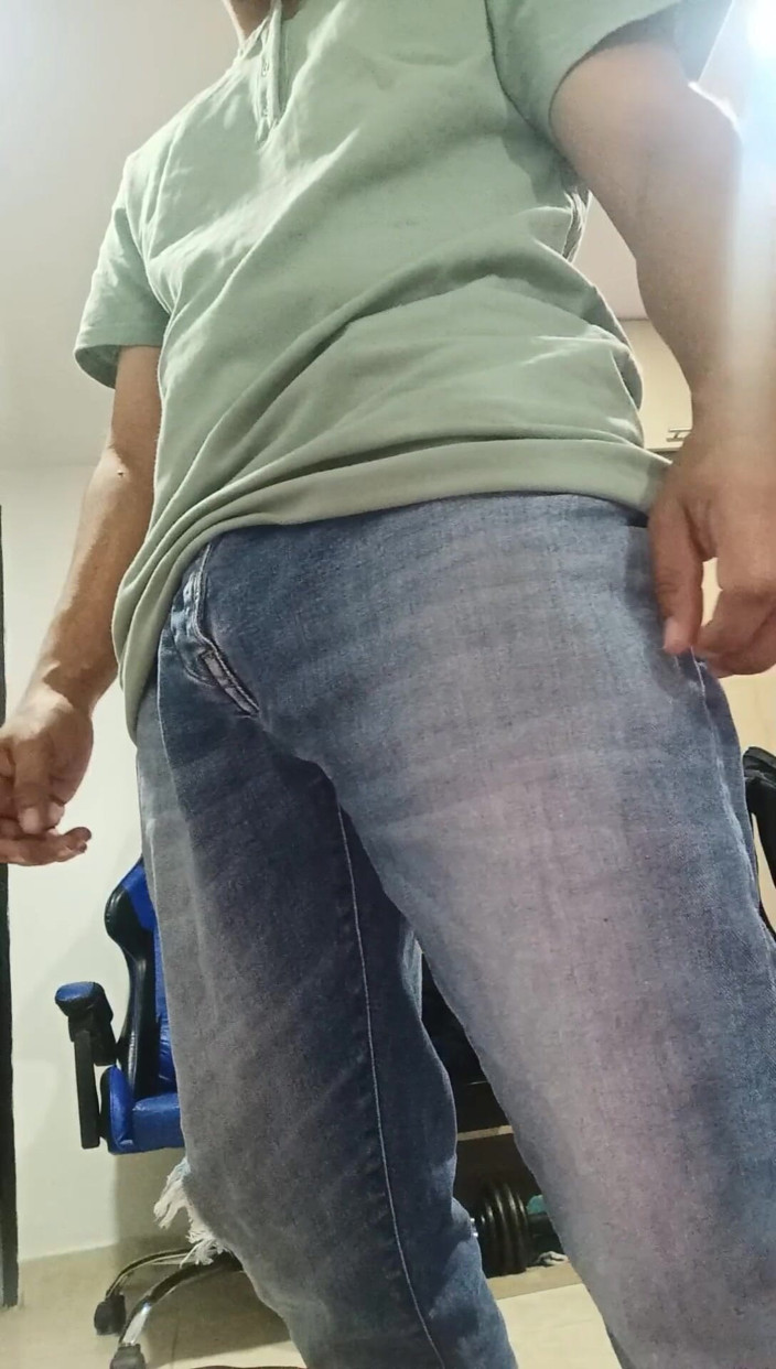 Tommhot: Cazzo fuori dai pantaloni e urinare al lavoro