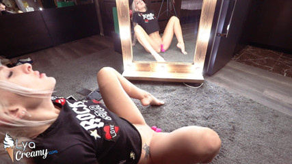 Lya Creamy: Cewek imut lagi asik mainin memeknya pakai vibrator di seberang...