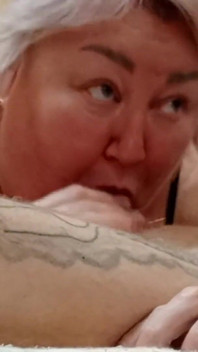 Styvmamma suger min kuk tills hennes mun är full av sperma