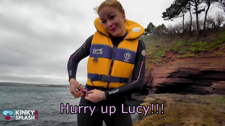 UKCuteGirl Lucy Lauren: Pertunjukan fesyen lifejacket wetsuit dengan Lucy &amp; Zoe
