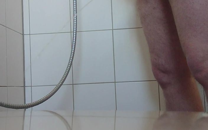 Carmen_Nylonjunge: 아침에 샤워하면서 오줌 싸기
