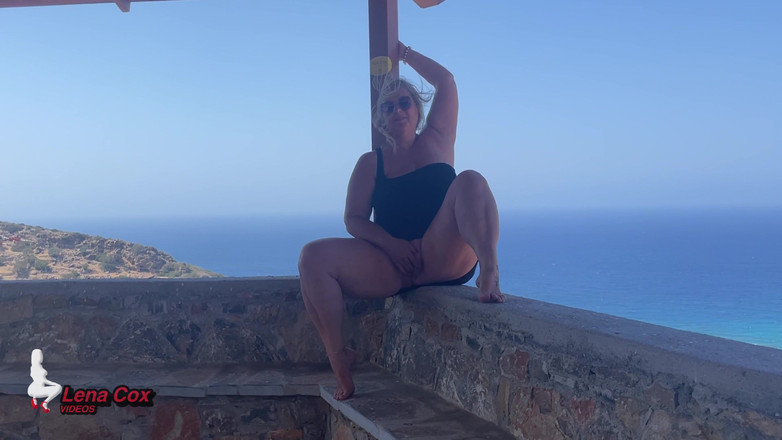 Lena Cox: Publiczna masturbacja z widokiem na ocean - bez majtek i ryzykownego...