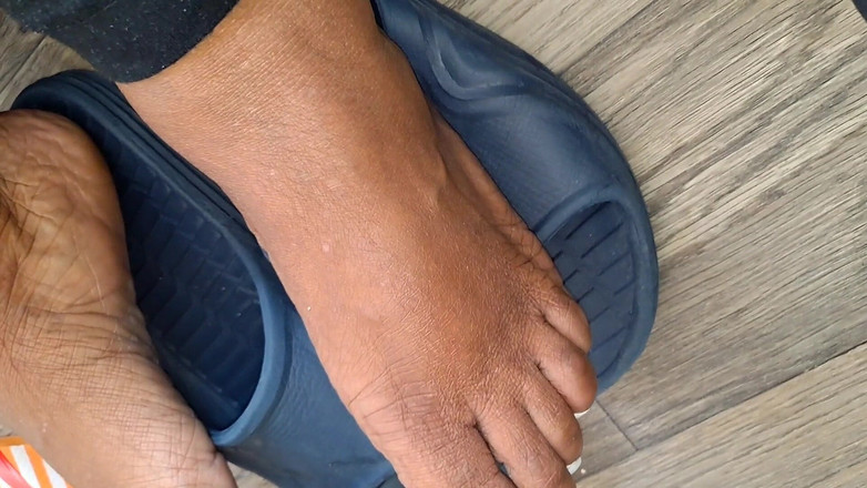 Foot Patrol: Товстушка діва, домінування ніг підошвами, має милосердя