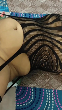 Desi indische bhabhi wird beim rauchen in strümpfen gefickt