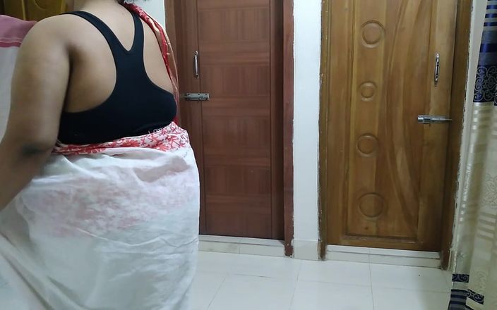 Aria Mia: Desi 55 tuổi đang mặc saree tại phòng khi cô ấy (beta) đến và chudai...